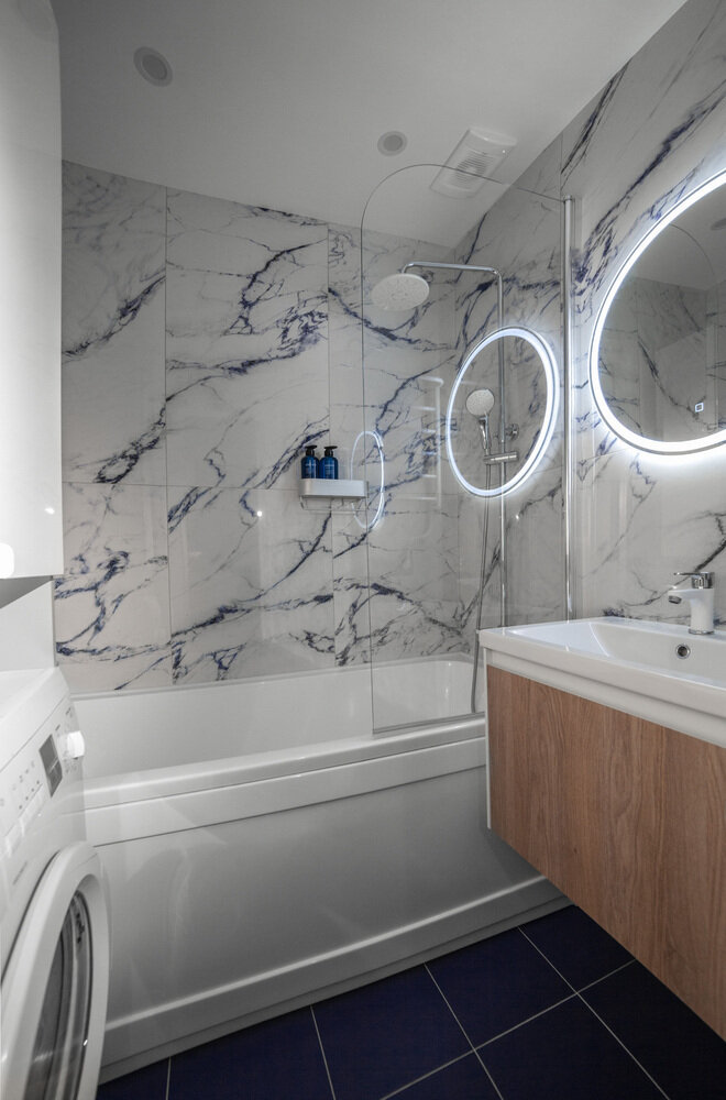 Фотография: в стиле , Ванная, Квартира, Интерьер комнат, Дизайн интерьера, Переделка, маленький санузел, отделка санузла, как обустроить санузел, интерьер санузла, как оформить маленький санузел, переделка хрущевки, Хрущевка, дизайн санузла, интерьер хрущевки, как обновить хрущевку, Хранение в хрущевке, ванна в хрущёвке, ванная в хрущёвке, санузел хрущевки – фото на INMYROOM