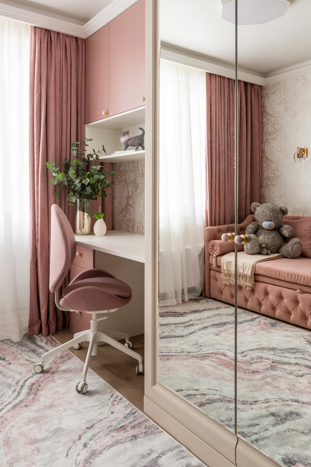 В детских сделали цветную закарнизную ленту, чтобы дети могли делать свою комнату ярче по желанию.