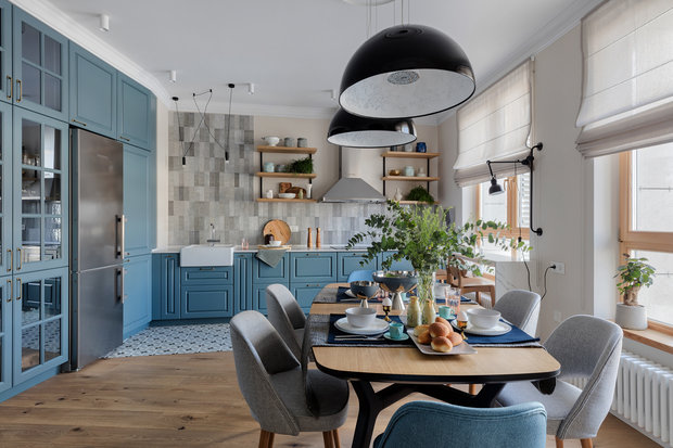 Текстиль поддерживает стилистику интерьера — лаконичный, без акцентных пятен. В зоне кухни — римские шторы из тонкого полупрозрачного материала, который выглядит как лен. 