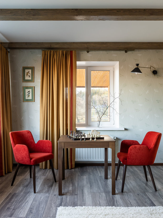 Игровая комната получилась очень уютной и даже обволакивающей. Тут можно поиграть в шахматы и другие игры, почитать, порисовать, расположиться на широком подоконнике и полюбоваться прекрасным видом на Волгу. Теперь это одно из любимых мест в доме.