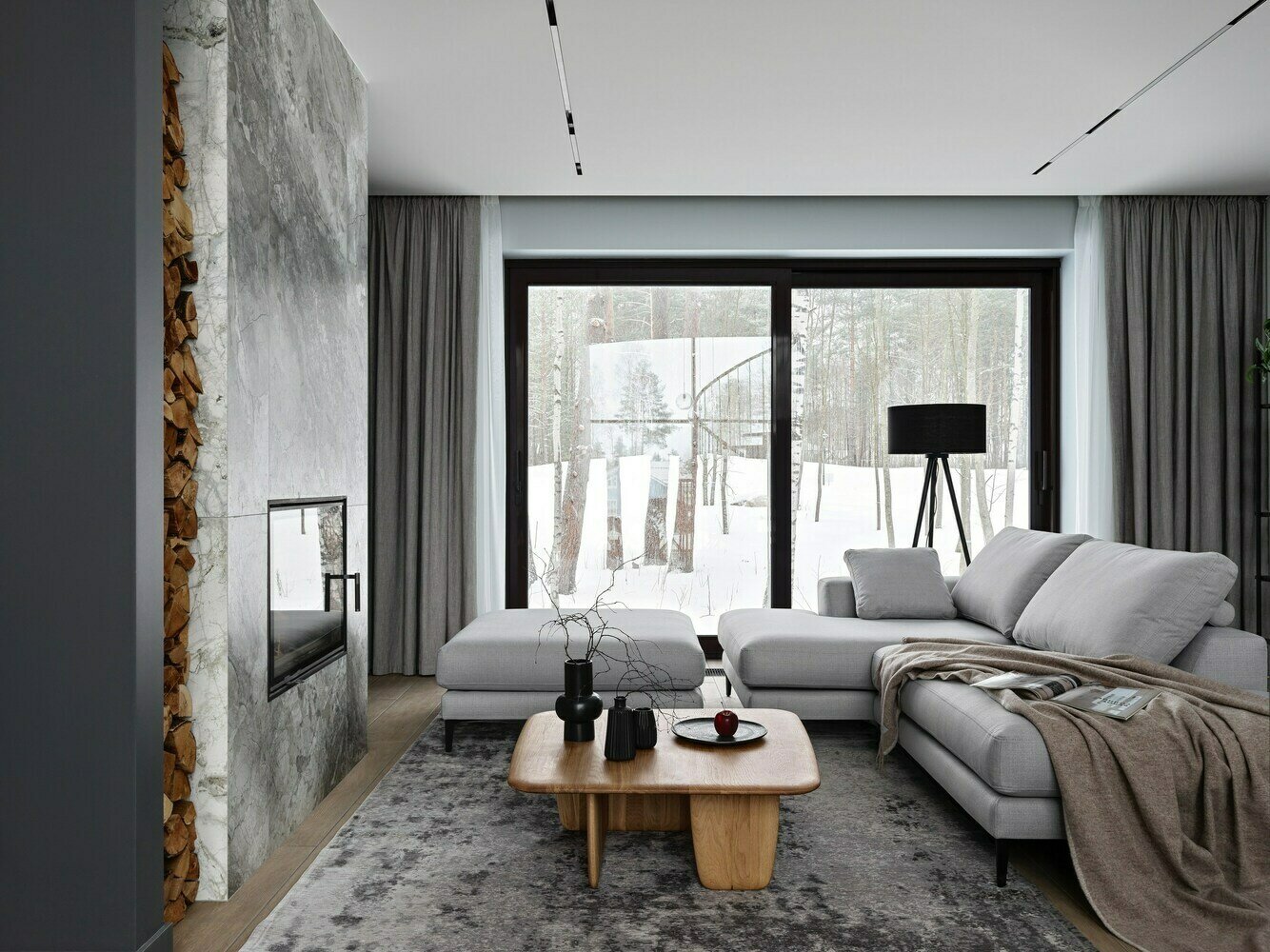 Благодаря шторам на электрокарнизах хозяева дома могут быстро создать здесь камерную атмосферу даже солнечным днем. Благодаря шторам на электрокарнизах хозяева дома могут быстро создать здесь камерную атмосферу даже солнечным днем.