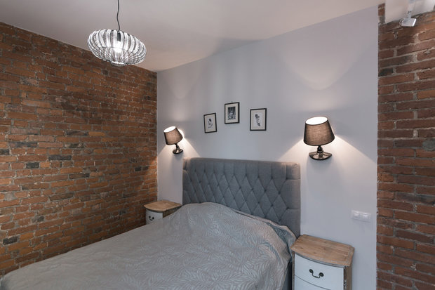 Фотография: Спальня в стиле Лофт, Эклектика, Квартира, Проект недели, Москва, Кирпичный дом, 2 комнаты, 40-60 метров, 60-90 метров, Варя Шалито – фото на INMYROOM