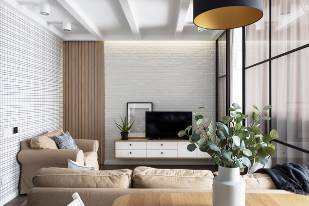 ТВ-тумба в гостиной является неотъемлемым элементом дизайна и прячет техническое оборудование для подключения к ТВ.