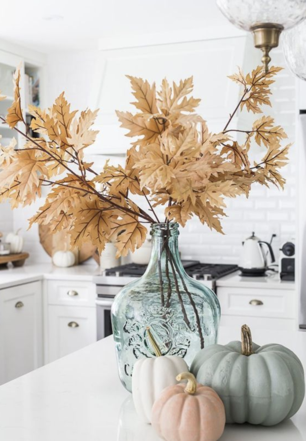 Фотография: Кухня и столовая в стиле Прованс и Кантри, Гид, оформление к Хэллоуину, декор интерьера на Хэллоуин, Хэллоуин – фото на INMYROOM