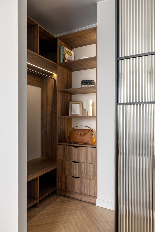 Фотография: Гардеробная в стиле Современный, Квартира, Проект дня, Москва, Кирпичный дом, 3 комнаты, 60-90 метров, Виктория Аз-Зари – фото на INMYROOM