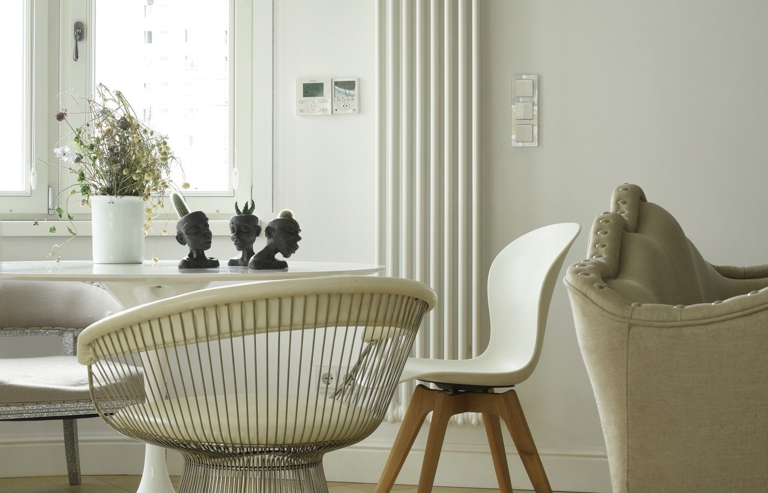 Фотография: Гостиная в стиле Эклектика, Советы, Виктория Киорсак, Как выбрать цвет краски для стен, белый цвет в интерьере, белый интерьер, Анастасия Зайцева, Ольга Караяни, Екатерина Белякова – фото на INMYROOM