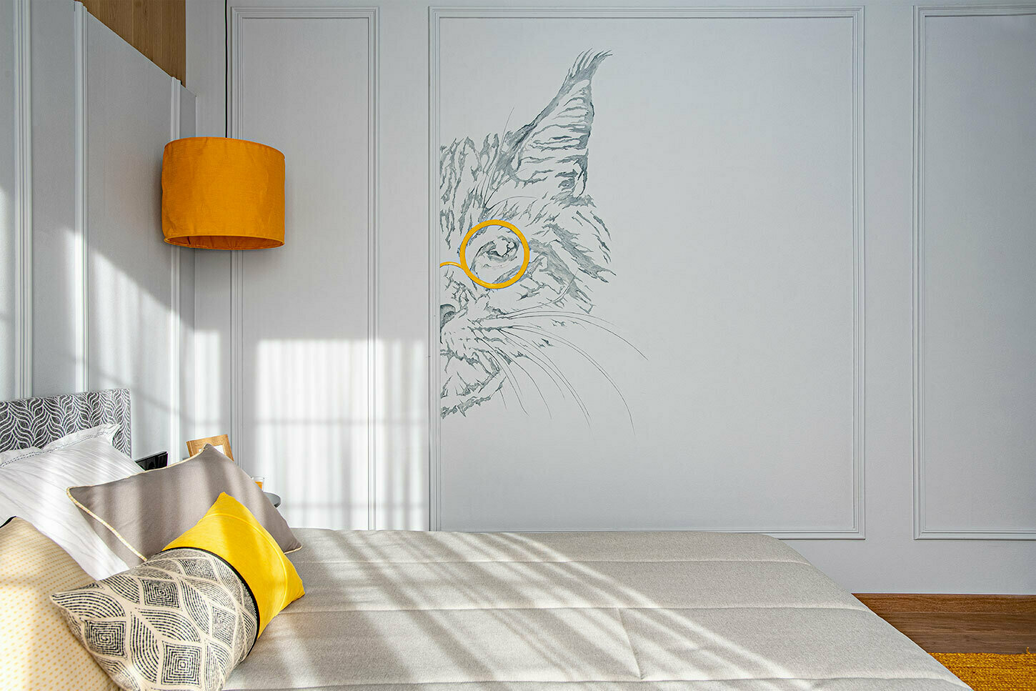 Яркий и очень мягкий желтый стул, грубую и тактильно приятную циновку на пол и желтый абажур, который разместился справа от кровати, нашли в La Redoute. Яркий и очень мягкий желтый стул, грубую и тактильно приятную циновку на пол и желтый абажур, который разместился справа от кровати, нашли в La Redoute.