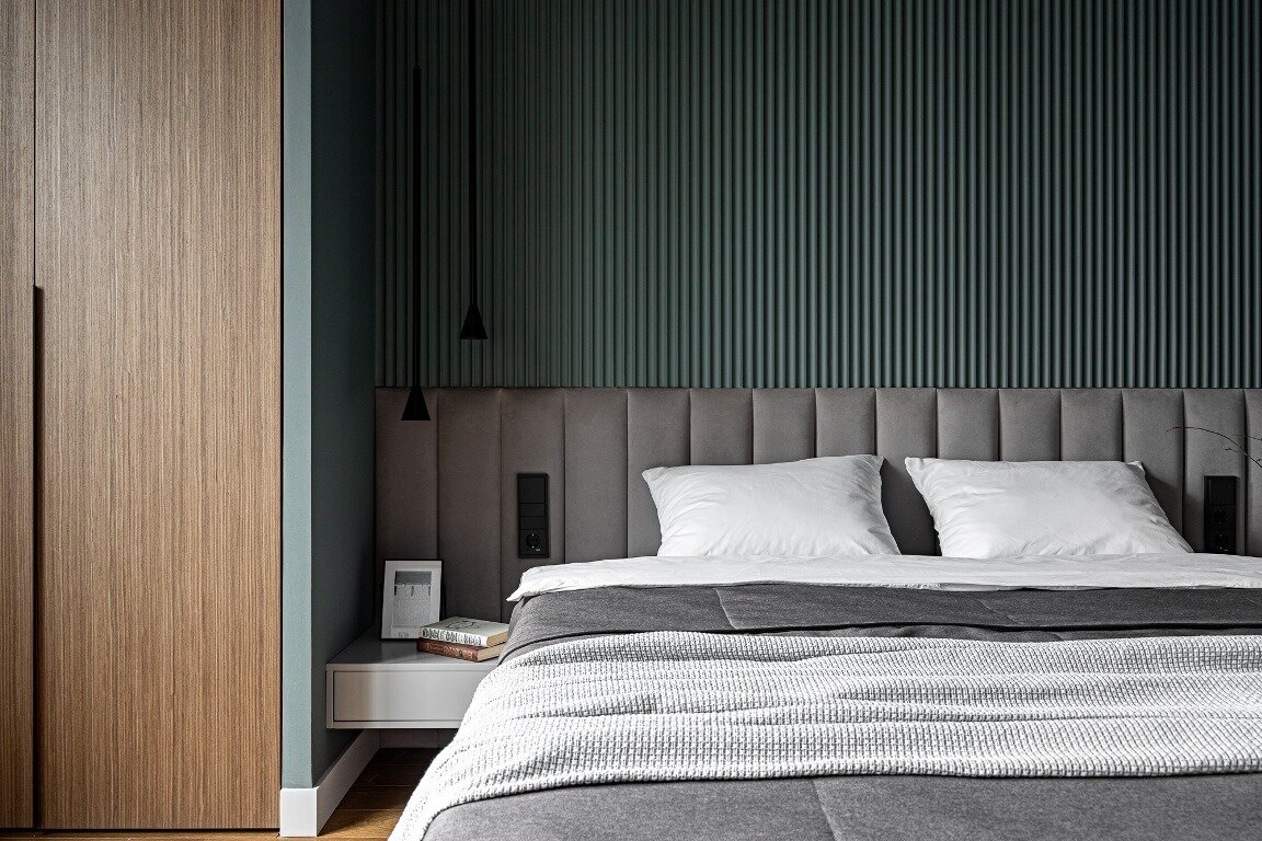 Особого внимания заслуживает кровать с мягким изголовьем, выполненным на заказ строго по размерам ниши между шкафами. В это же изголовье встроены розетки и выключатели, а также к нему крепятся подвесные прикроватные тумбы. Тут все рассчитано до миллиметра. Кровать оснащена подъемным механизмом, что для небольшой площади очень актуально. Кроме того, в спальне нашлось место для рабочего стола. Особого внимания заслуживает кровать с мягким изголовьем, выполненным на заказ строго по размерам ниши между шкафами. В это же изголовье встроены розетки и выключатели, а также к нему крепятся подвесные прикроватные тумбы. Тут все рассчитано до миллиметра. Кровать оснащена подъемным механизмом, что для небольшой площади очень актуально. Кроме того, в спальне нашлось место для рабочего стола.