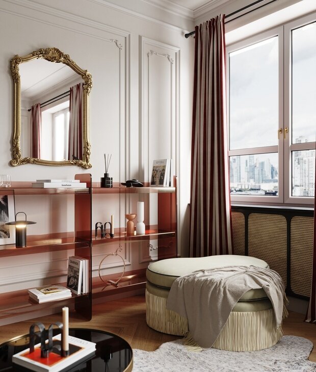 Прикроватные тумбы, китайские настольные лампы, веер на стене — собственность хозяйки, привезенная из Парижа.