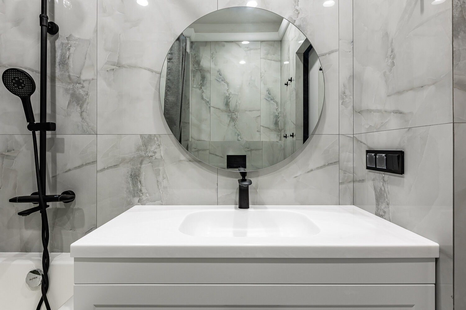 Фотография: Ванная в стиле Классический, Современный, Квартира, Проект недели, 3 комнаты, 60-90 метров – фото на INMYROOM Фотография: Ванная в стиле Классический, Современный, Квартира, Проект недели, 3 комнаты, 60-90 метров – фото на INMYROOM