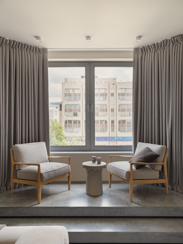 Фотография: Гостиная в стиле Современный, Минимализм, Квартира, Проект дня, Москва, Кирпичный дом, 3 комнаты, Более 90 метров, Патриаршие пруды – фото на INMYROOM