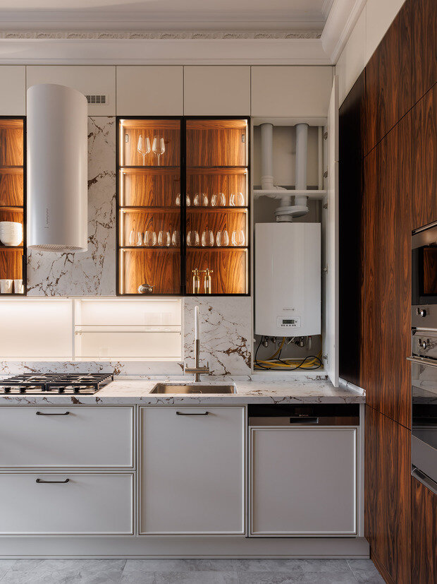 Фотография: Кухня и столовая в стиле Классический, Современный, Эклектика, Квартира, Проект дня, Санкт-Петербург, Кирпичный дом, 4 и больше, Более 90 метров, Эксклюзивные проекты, современный с элементами классики и роскоши, Елена Куртина, Жанна Тульнова – фото на INMYROOM