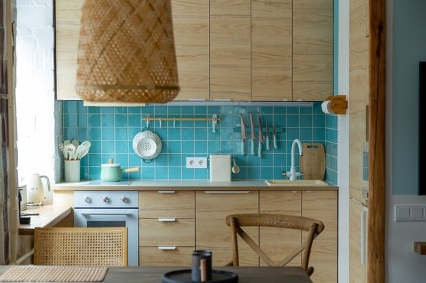 Вход в кухню обрамили старинными дубовыми балками. Подоконники выполнили из дубового мебельного щита.