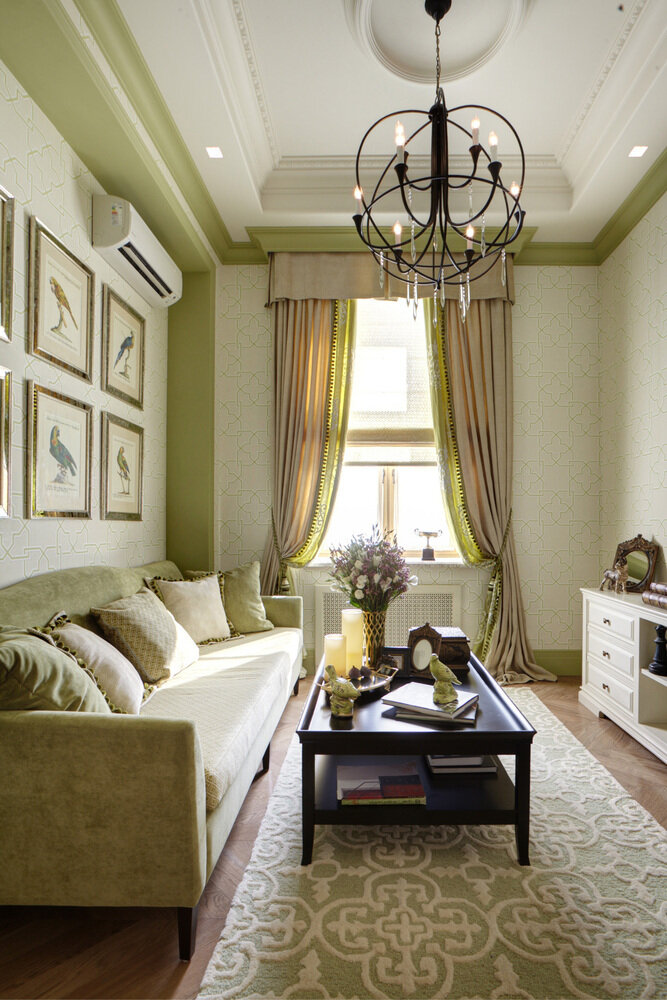 Стыки стен и потолка подчеркнуты зеленым кантом: он перекликается с орнаментом на обоях. Поскольку потолки в квартире высокие, такое дизайнерское решение можно было воплотить.