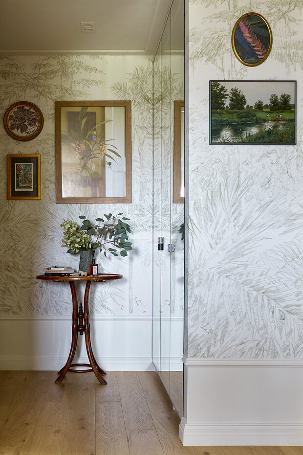 На высоте 40 см поклеили молдинг и покрасили нижнюю часть моющейся краской. Выше поклеили обои, этот прием помог немного сэкономить.