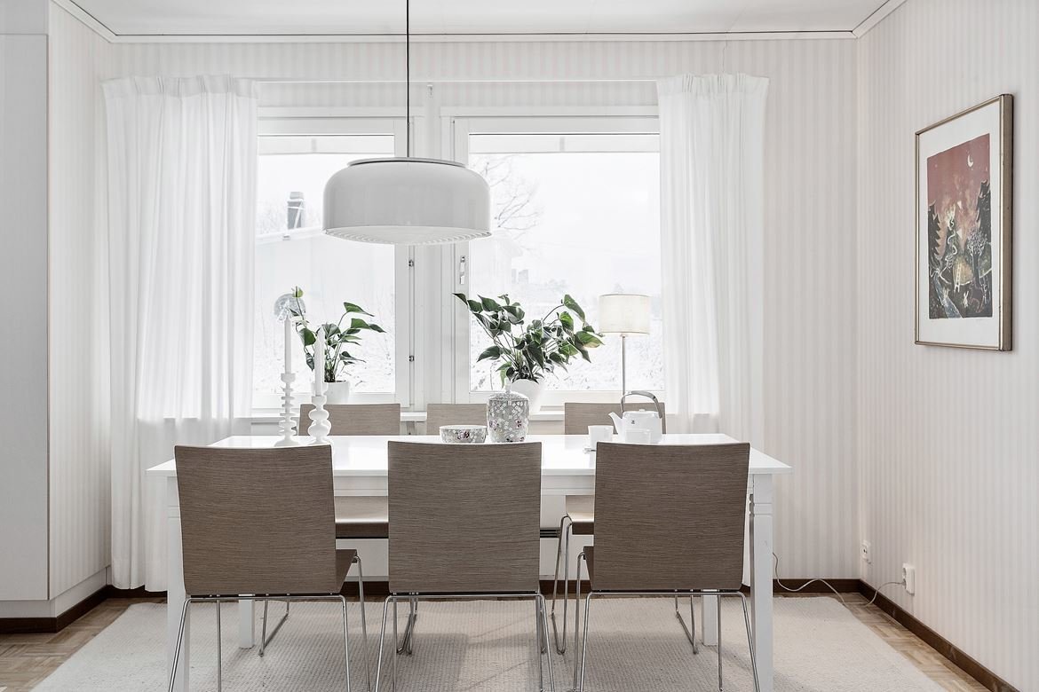 Фотография: Кухня и столовая в стиле Современный, Гостиная, Декор интерьера, Дом, Швеция, Стокгольм, как создать уютную атмосферу, 4 и больше, Более 90 метров, гостеприимный интерьер – фото на INMYROOM