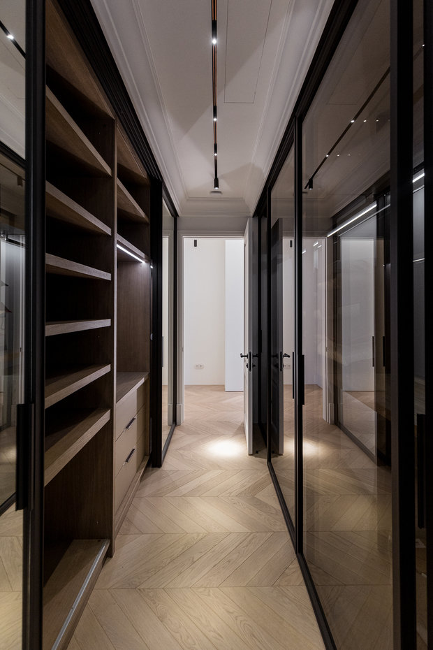 Фотография: Гардеробная в стиле Современный, Классический, Квартира, Проект недели, Москва, 3 комнаты, Более 90 метров, ai-architects X БЮРО, Людмила Иванова – фото на INMYROOM