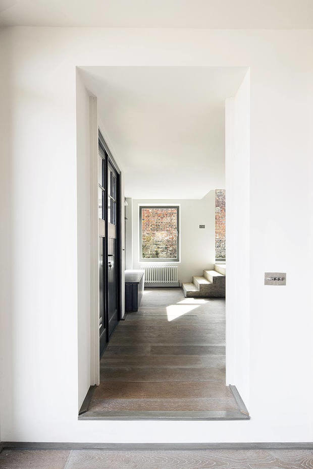 Фотография: Прихожая в стиле Скандинавский, Современный, Дом, Советы, Белый, Минимализм, Серый, Более 90 метров – фото на INMYROOM