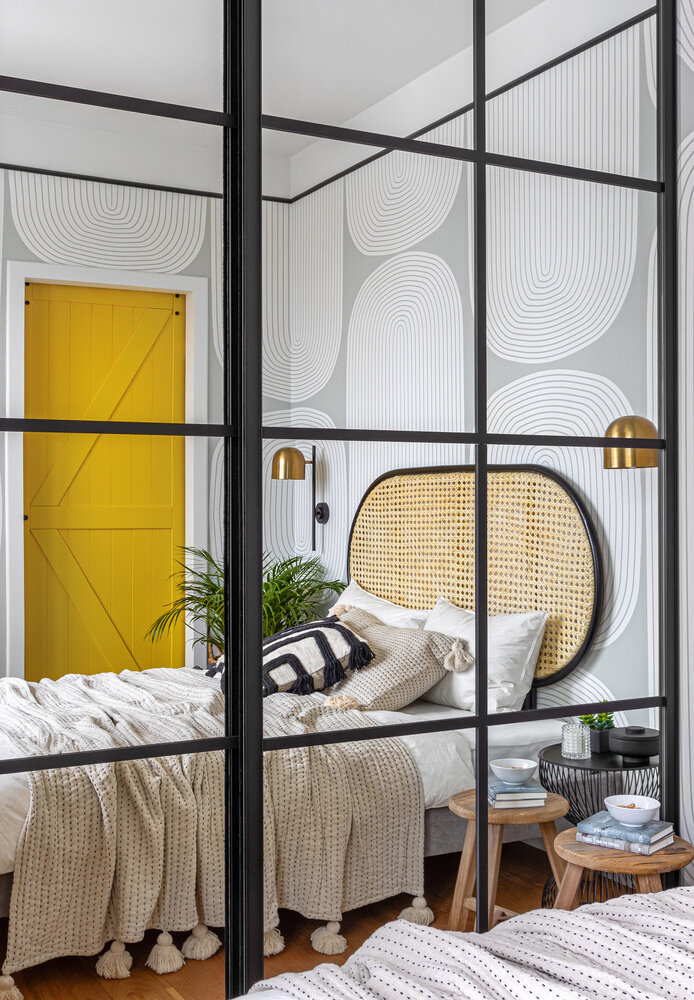 Декор и текстиль наполнили интерьер фактурами. Массивные кисти, ручная вышивка на подушках и покрывалах, табуреты из старых досок и корзины заземляют этот воздушный интерьер и дарят ощущение уюта и стабильности.