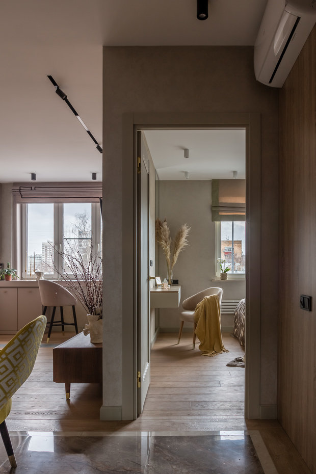 На полу керамогранит с фактурой дерева в тон инженерной доске в основных помещениях и «мраморный ковер», ведущий из прихожей в кухню.