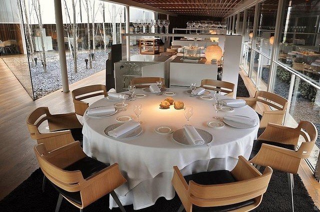 Фотография: Кухня и столовая в стиле Современный, Дома и квартиры, Городские места, Минимализм, Сервировка стола – фото на INMYROOM Фотография: Кухня и столовая в стиле Современный, Дома и квартиры, Городские места, Минимализм, Сервировка стола – фото на INMYROOM