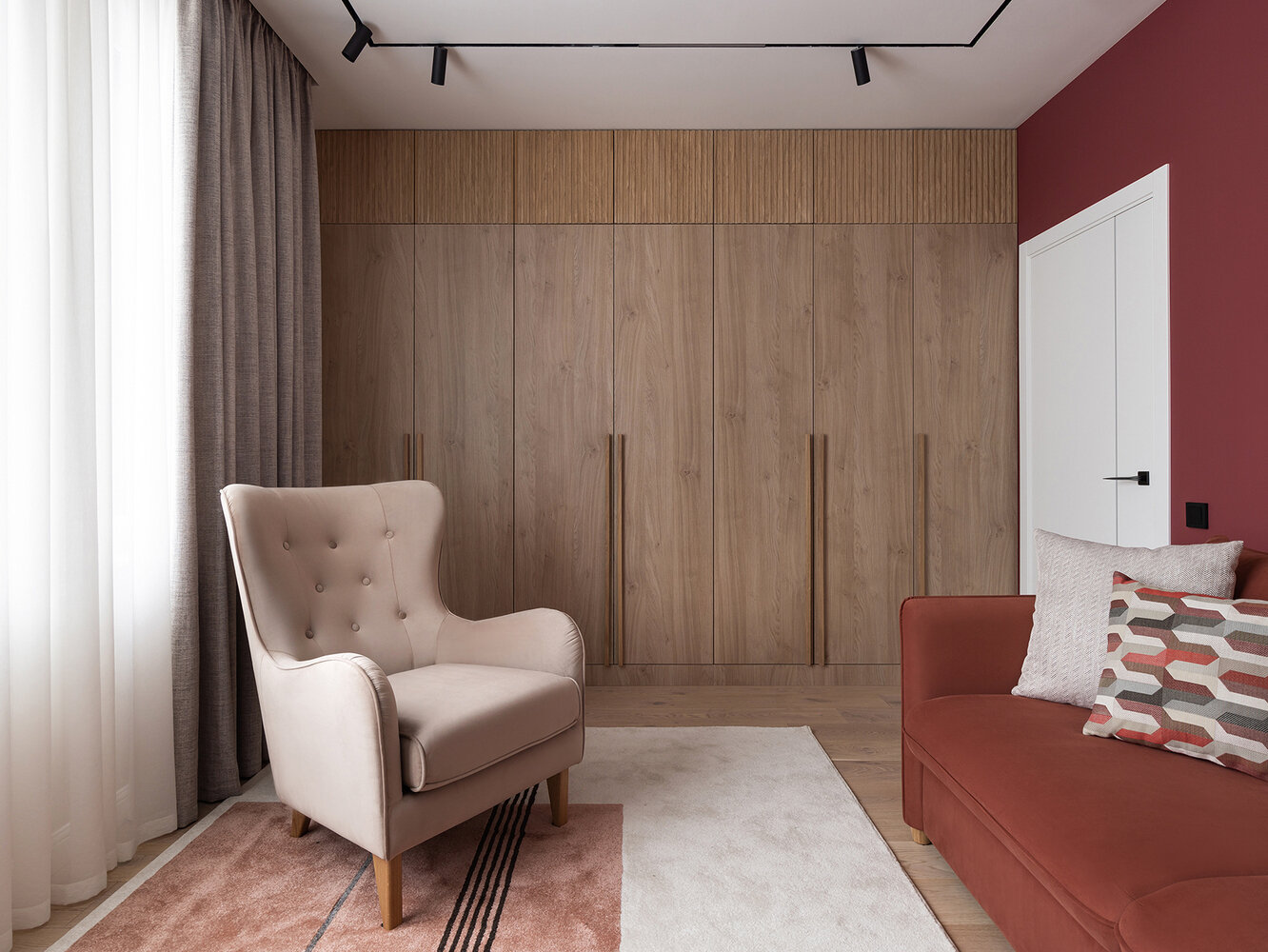 В гостевой комнате большой встроенный шкаф предназначен для хранения вещей, гладильной доски, пылесоса, дополнительных одеял и подушек.
На лоджии расположены встроенные шкафы для хранения лыж и солений. В гостевой комнате большой встроенный шкаф предназначен для хранения вещей, гладильной доски, пылесоса, дополнительных одеял и подушек.
На лоджии расположены встроенные шкафы для хранения лыж и солений.