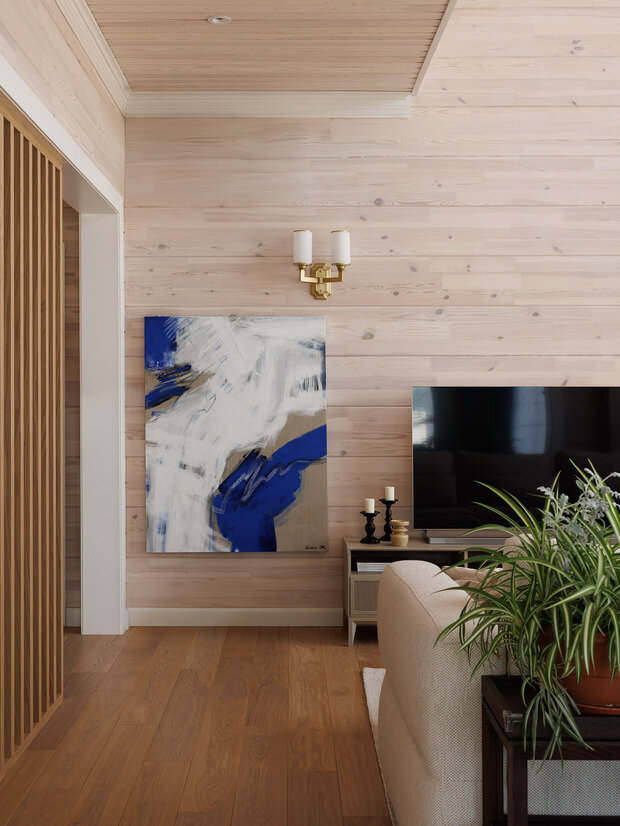 В гостиной картина Татьяны Кириковой Royal Blue.