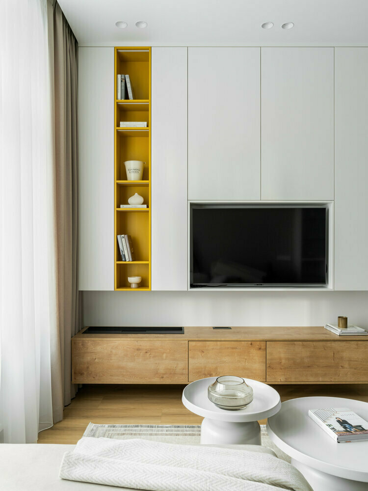 В кухне-гостиной и в жилых комнатах стены окрашены краской. На полу практичное покрытие кварцвинил, которое можно использовать в зонах повышенной влажности. В кухне-гостиной и в жилых комнатах стены окрашены краской. На полу практичное покрытие кварцвинил, которое можно использовать в зонах повышенной влажности.