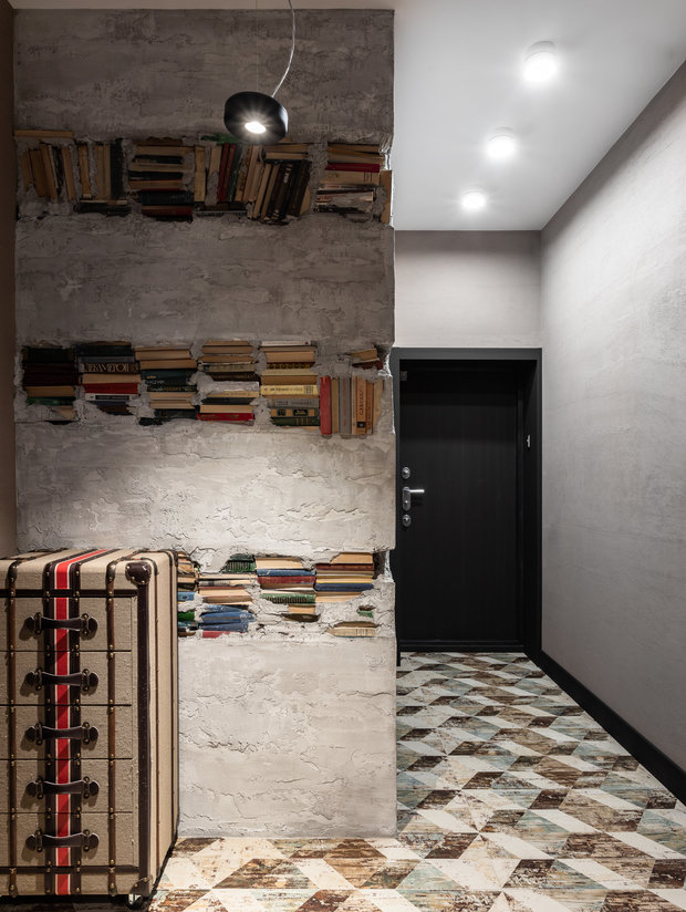 В прихожей использовали керамогранит, он заходит в гостевой санузел и переходит на инсталляцию для смывного бачка.