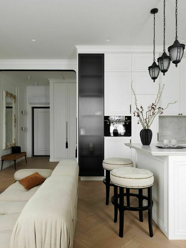 Фотография: Кухня и столовая в стиле Классический, Современный, Квартира, Проект дня, Москва, 2 комнаты, 60-90 метров, современный с элементами классики и роскоши, современный с элементами неоклассики, Ксения Луб – фото на INMYROOM