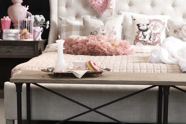 Фотография: Аксессуары в стиле Прованс и Кантри, Декор интерьера, DIY, Декор, Мебель и свет, Советы, Красный, Розовый, Curations Limited, Татьяна Ефимчук, декор интерьера к 14 февраля, декор спальни ко Дню Святого Валентина, идеи декора ко Дню всех влюбленных, декор стола, декор спальни – фото на INMYROOM