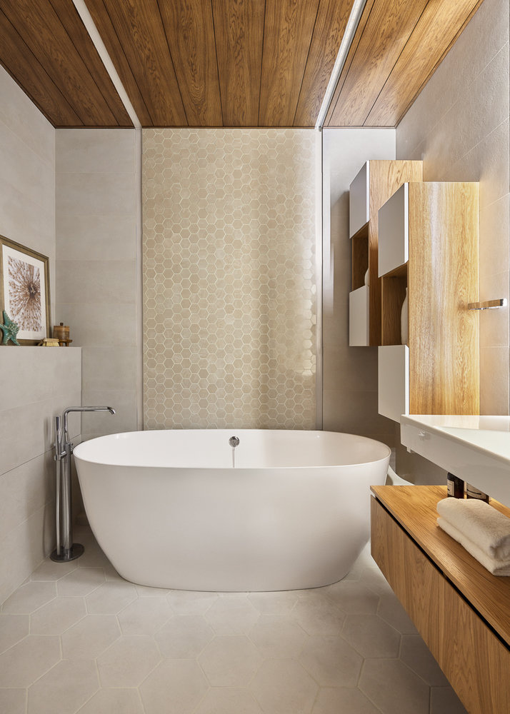 В отделке использовали несколько видов плитки: керамогранит с интересной фактурой, напольную плитку в форме гексагонов и акцентную мозаику.