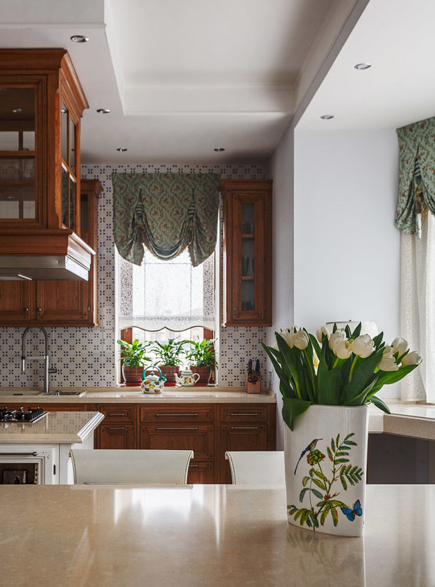 Фотография: Кухня и столовая в стиле Классический, Дом, Проект недели, Дом и дача, Московская область, Сергей Красюк, мансарда в загородном доме, Елена Лапшина, Berloga, комната для подростка, детская для девочки – фото на INMYROOM