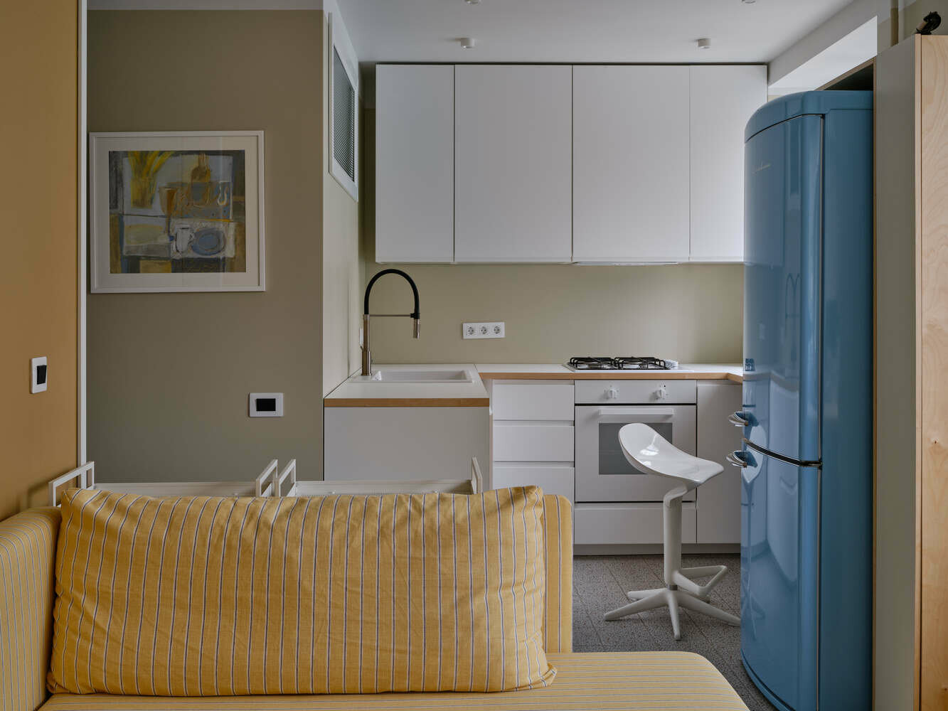 Фотография: Кухня и столовая в стиле Современный, Минимализм, Малогабаритная квартира, Квартира, Проект недели, Москва, Хрущевка, Кирпичный дом, 2 комнаты, до 40 метров, Надежда Полякова – фото на INMYROOM Фотография: Кухня и столовая в стиле Современный, Минимализм, Малогабаритная квартира, Квартира, Проект недели, Москва, Хрущевка, Кирпичный дом, 2 комнаты, до 40 метров, Надежда Полякова – фото на INMYROOM