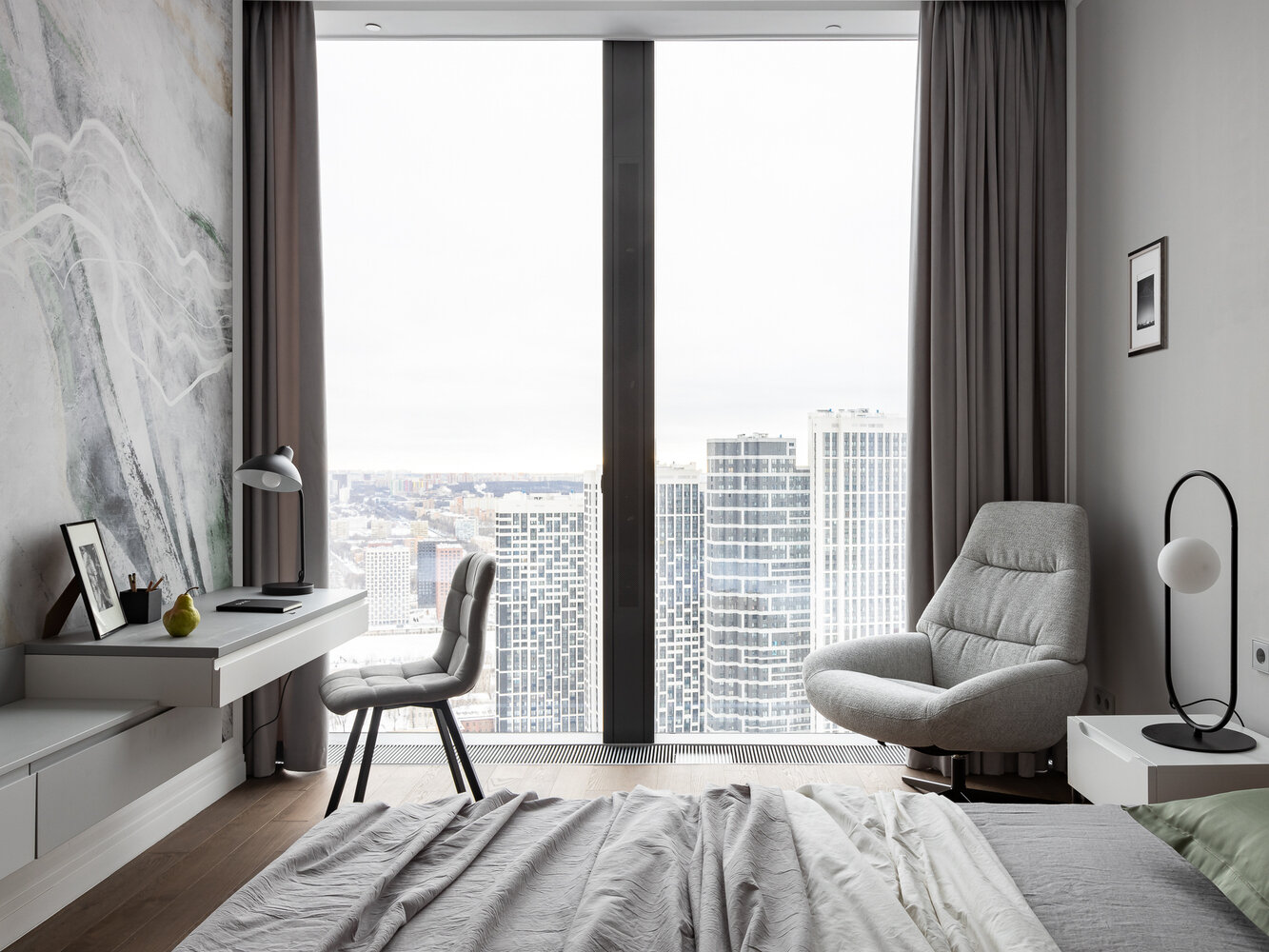 Интерьер апартаментов получился действительно универсальным. Каждый, кто бывает здесь, отмечал, что ощущает комфорт и уют, пространство как бы обволакивает, создавая чувство расслабления и безмятежности в центре мегаполиса. Интерьер апартаментов получился действительно универсальным. Каждый, кто бывает здесь, отмечал, что ощущает комфорт и уют, пространство как бы обволакивает, создавая чувство расслабления и безмятежности в центре мегаполиса.