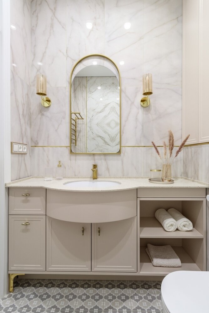 Разные сценарии освещения позволяют создать нужную атмосферу. Основной верхний свет — днем, функциональный свет бра — для процедур у зеркала, подсветки ниши под ванной и в потолке — при принятии ванны. Разные сценарии освещения позволяют создать нужную атмосферу. Основной верхний свет — днем, функциональный свет бра — для процедур у зеркала, подсветки ниши под ванной и в потолке — при принятии ванны.