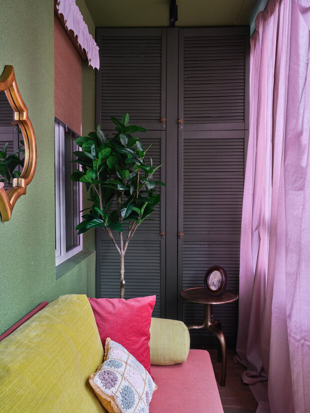 На балконе сделали кабинет-зону отдыха с дополнительными местами для хранения.