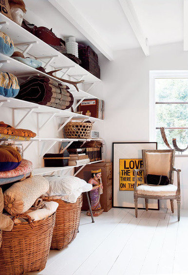 Фотография: Гардеробная в стиле Скандинавский, Восточный, Прихожая, Декор интерьера, Дом, Цвет в интерьере, Дома и квартиры, Белый, Стены, Лестница – фото на INMYROOM