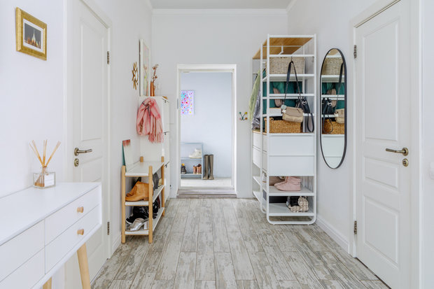 Фотография: Прихожая в стиле Скандинавский, Проект недели, Samsung, Таунхаус, 4 и больше, Спецпроект, интерьерный холодильник, интерьерная микроволновая печь – фото на INMYROOM