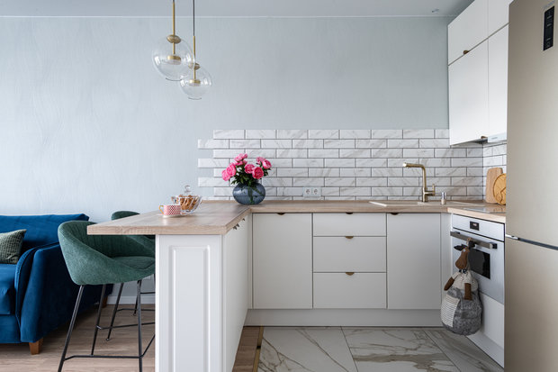 Полуостров выполняет роль обеденного стола, за которым, впрочем, можно и поработать, а также в нем организовано хранение крупногабаритной посуды. Мелкая посуда и сыпучие продукты хранятся в навесных шкафах.