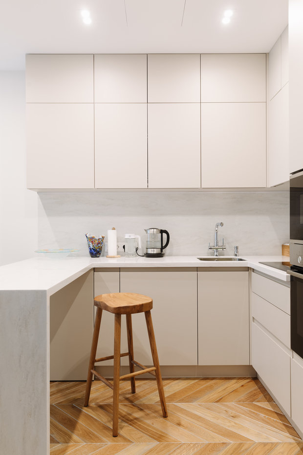 Столешница и фартук выполнены из искусственного камня. Дозатор для моющего средства встроен в мойку, что очень удобно.