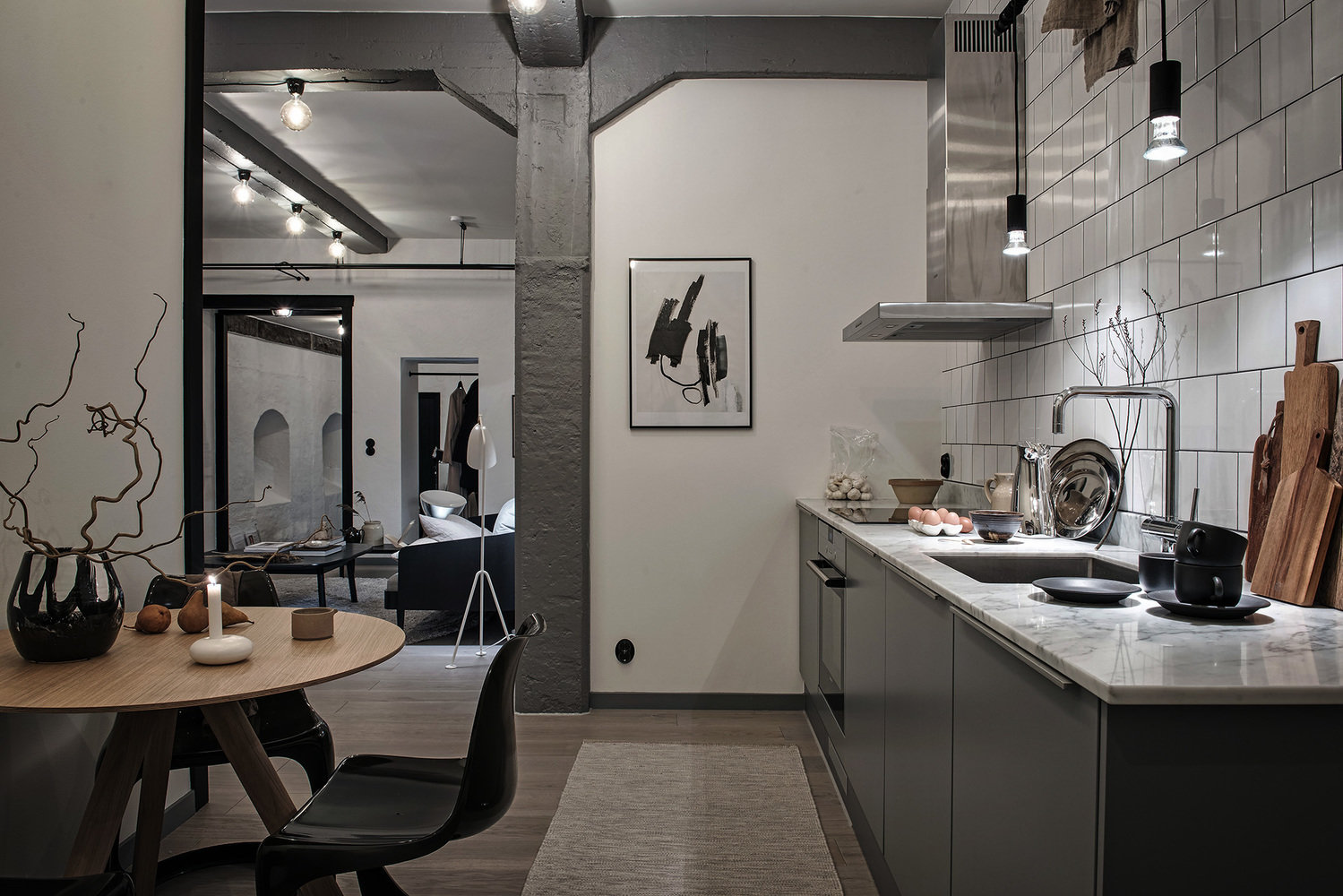 Фотография: Кухня и столовая в стиле Лофт, Декор интерьера, Швеция, Белый, Черный, Стокгольм, 2 комнаты, 40-60 метров – фото на INMYROOM Фотография: Кухня и столовая в стиле Лофт, Декор интерьера, Швеция, Белый, Черный, Стокгольм, 2 комнаты, 40-60 метров – фото на INMYROOM