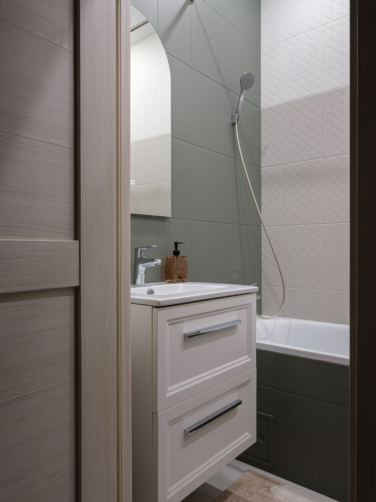 Изначально в ванной комнате уже была раковина, хозяйка хотела просто приобрести тумбу. Однако не было существенной разницы в цене одной тумбы и комплекта раковина + тумба. Поэтому решили приобрести новый комплект — так получилось более гармонично, плюс все коммуникации раковины скрыты. Смеситель оставили от застройщика. Изначально в ванной комнате уже была раковина, хозяйка хотела просто приобрести тумбу. Однако не было существенной разницы в цене одной тумбы и комплекта раковина + тумба. Поэтому решили приобрести новый комплект — так получилось более гармонично, плюс все коммуникации раковины скрыты. Смеситель оставили от застройщика.