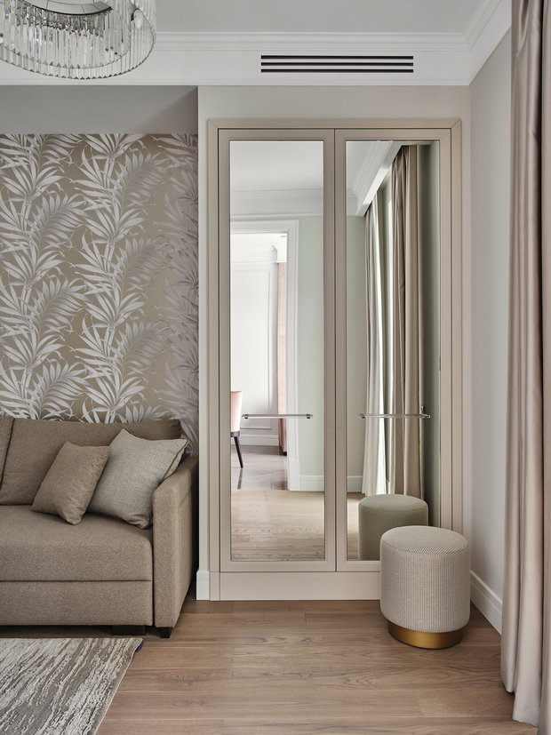 На фасадах шкафа также использовали зеркала для расширения пространства. В нише — акцентные обои с растительным орнаментом.