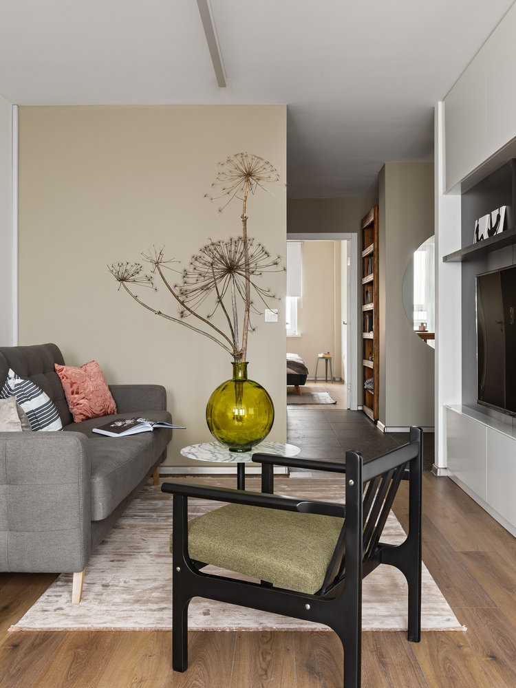 В проекте использовали винтажную мебель, доставшуюся хозяевам по наследству. Заботливо отреставрированные кресло и книжный шкаф идеально вписались в интерьер. В проекте использовали винтажную мебель, доставшуюся хозяевам по наследству. Заботливо отреставрированные кресло и книжный шкаф идеально вписались в интерьер.