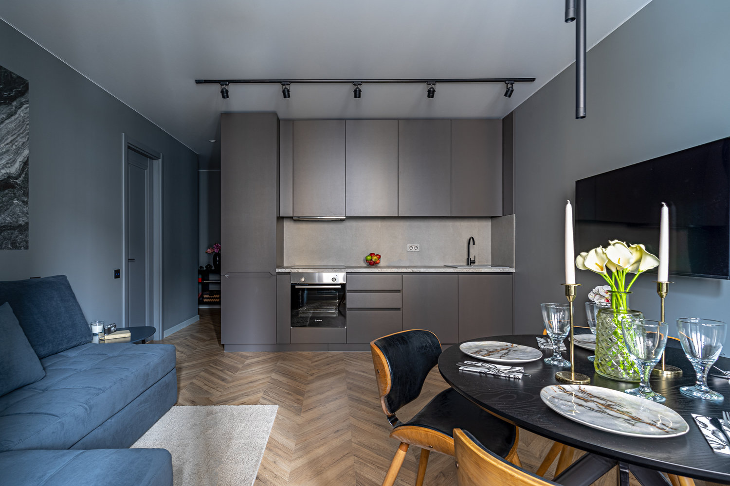 Двери сделаны на заказ высотой 2,2 м. Двери сделаны на заказ высотой 2,2 м.