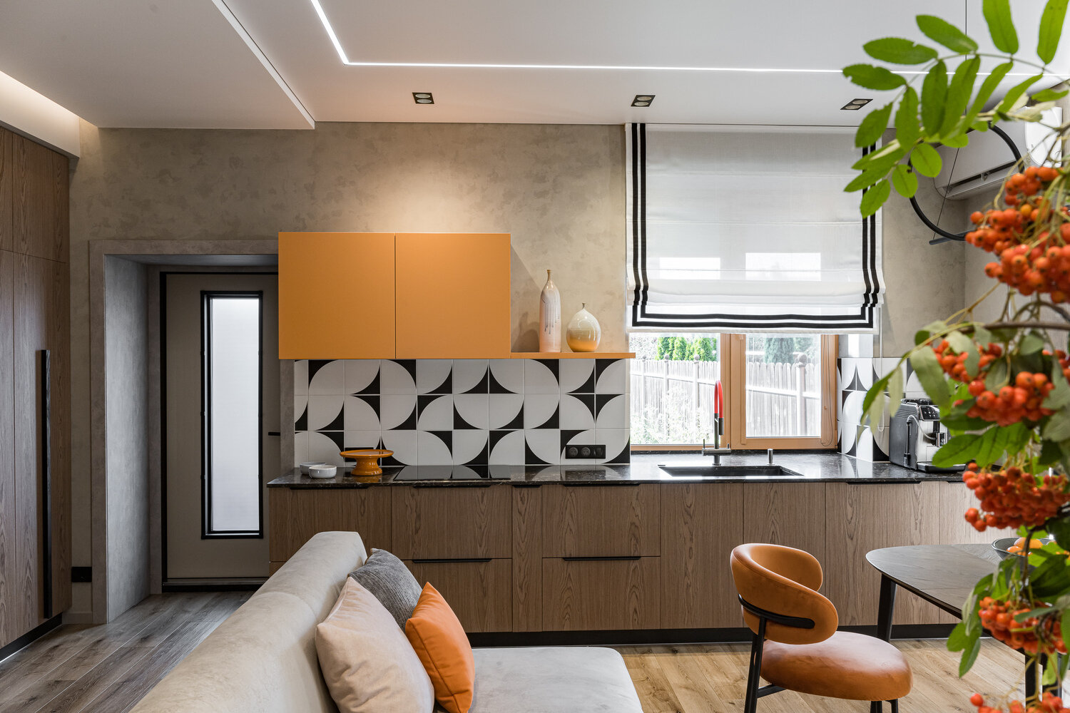 Фотография: Кухня и столовая в стиле Современный, Проект дня, Дом и дача, Таунхаус, Челябинск, Кирпичный дом, 4 и больше, Более 90 метров, Надия Кисельникова – фото на INMYROOM