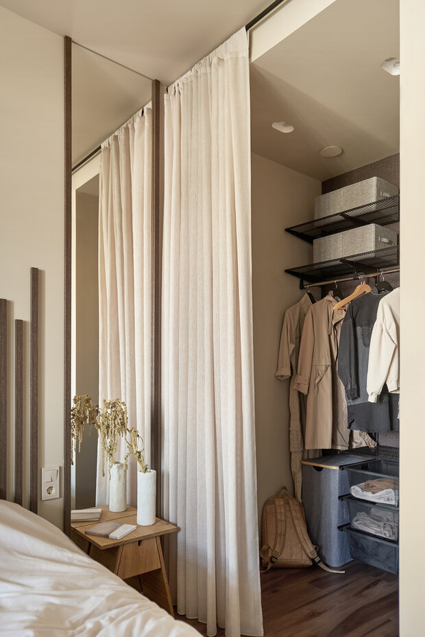 Хранение в спальне организовано в виде гардеробной в нише.