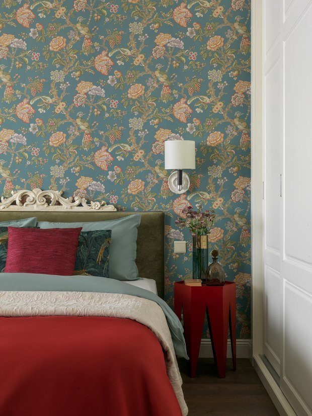 С антикварного рынка владелица квартиры привезла и резную плашку на изголовье кровати. А немецкие бра Олеся украсила розетками из самозатвердевающей глины.