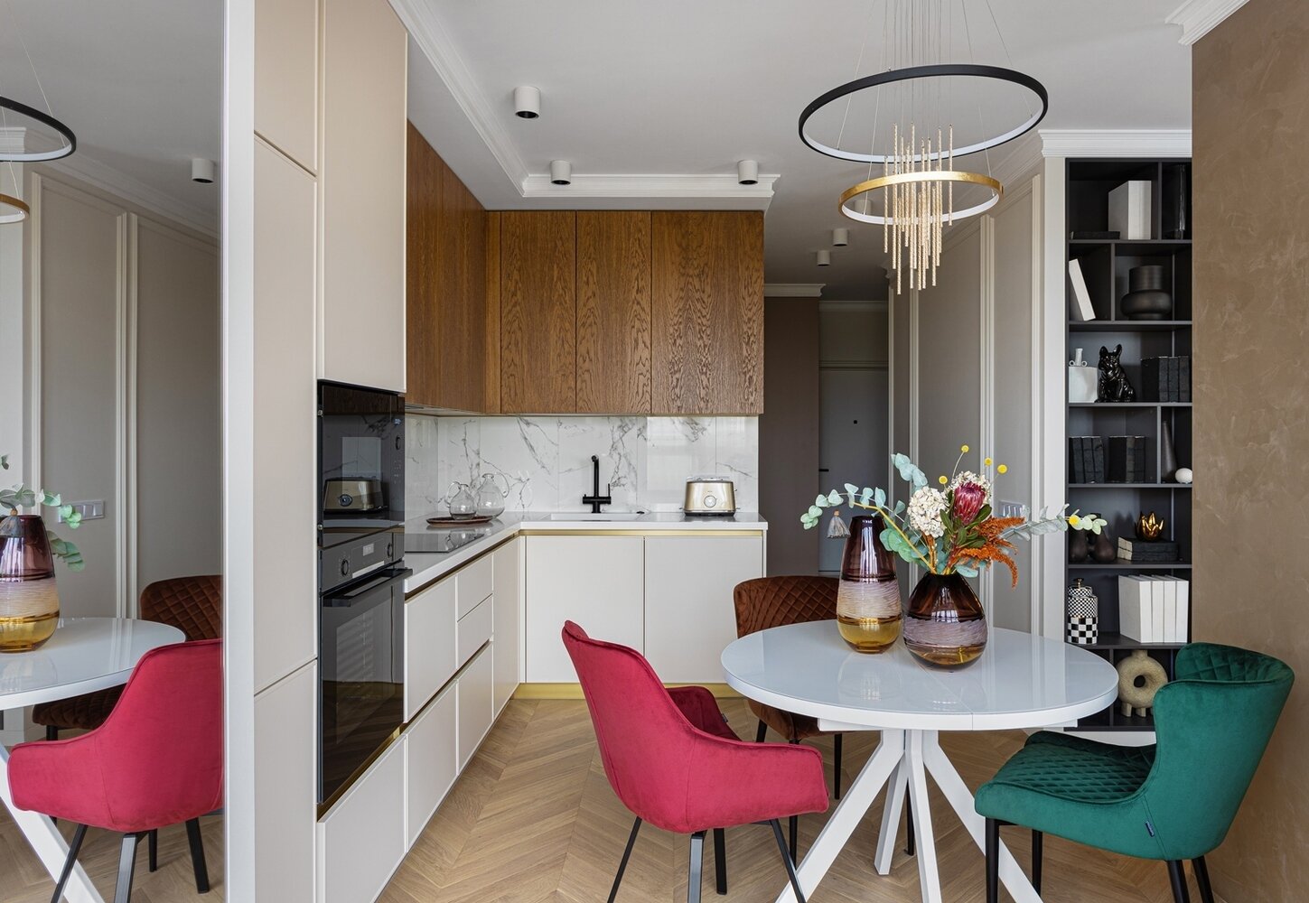 При желании за столом можно разместить до семи человек. Украшением обеденной зоны стала подвесная люстра с интересной отделкой. При желании за столом можно разместить до семи человек. Украшением обеденной зоны стала подвесная люстра с интересной отделкой.